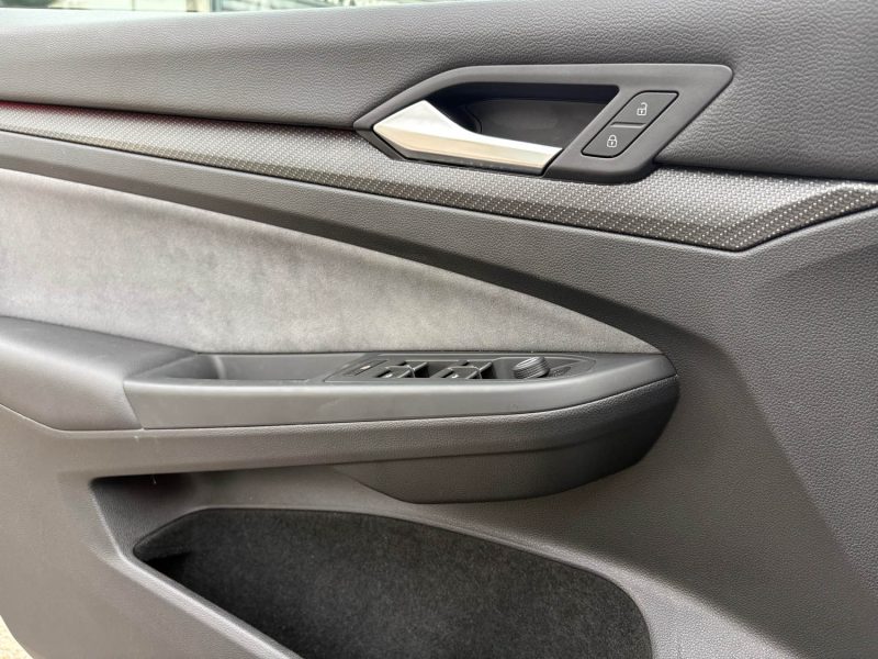 VOLKSWAGEN GOLF 8 1.5 TSI 130 R-LINE / CARPLAY / KEYLESS / CAMERA
