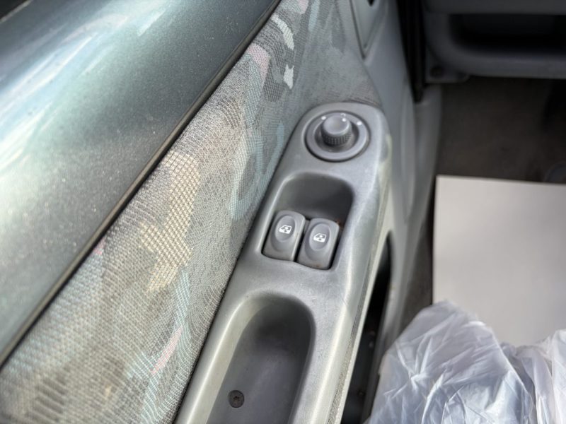 RENAULT TWINGO PACK AUTHENTIQUE 1.2 16V 2006 - GARANTIE 12 MOIS - JEUNE PERMIS = CARTE GRISE OFFERT 