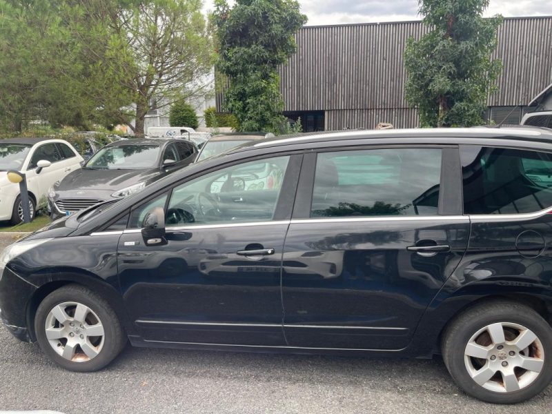 PEUGEOT 5008 1.6 HDI 115 CH STYLE 