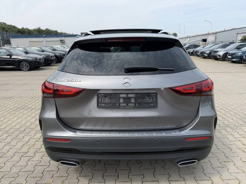 MERCEDES-BENZ GLA 250 E AMG PANO ACC 2022