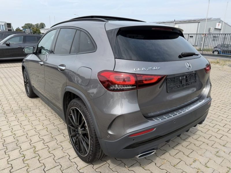 MERCEDES-BENZ GLA 250 E AMG PANO ACC 2022