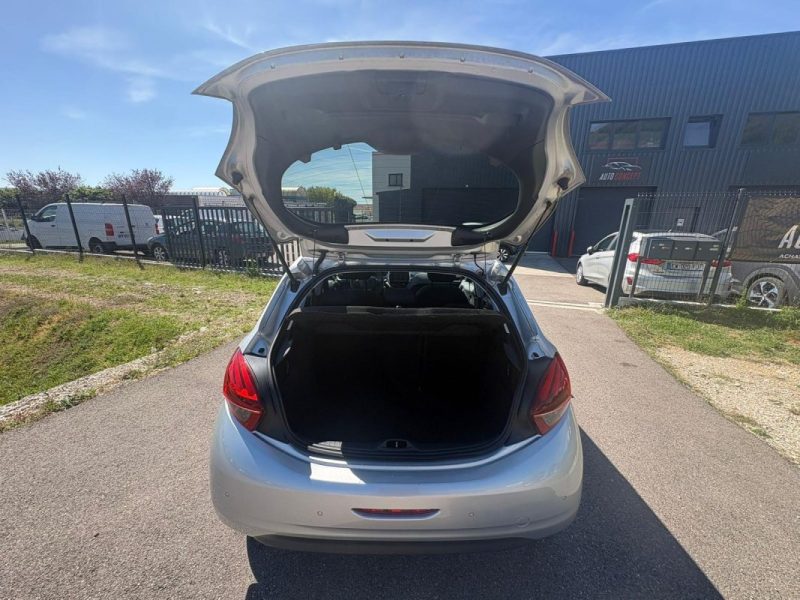 PEUGEOT 208 1.2 VTI 82 S&S STYLE 