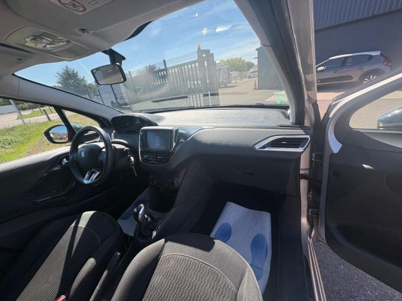 PEUGEOT 208 1.2 VTI 82 S&S STYLE 