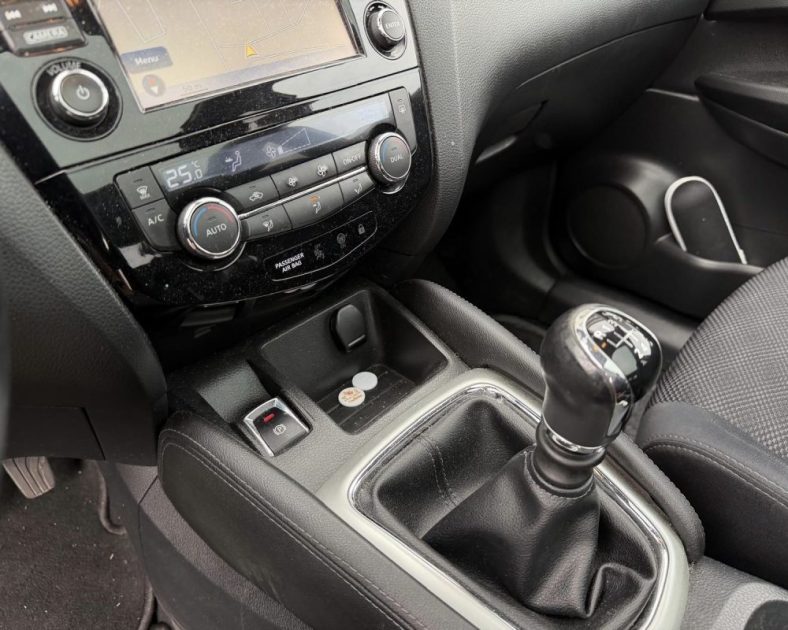NISSAN QASHQAI 1.6 dCi 130 CV N-CONNECTA - ATTELAGE - CAMERA DE RECUL - ENTRETIEN COMPLET