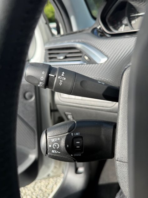 PEUGEOT 208 1.2 PURE TECH 82 ALLURE 2016