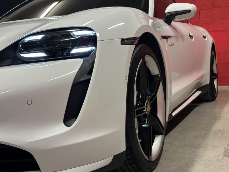PORSCHE TAYCAN TURBO - Excellent état - 