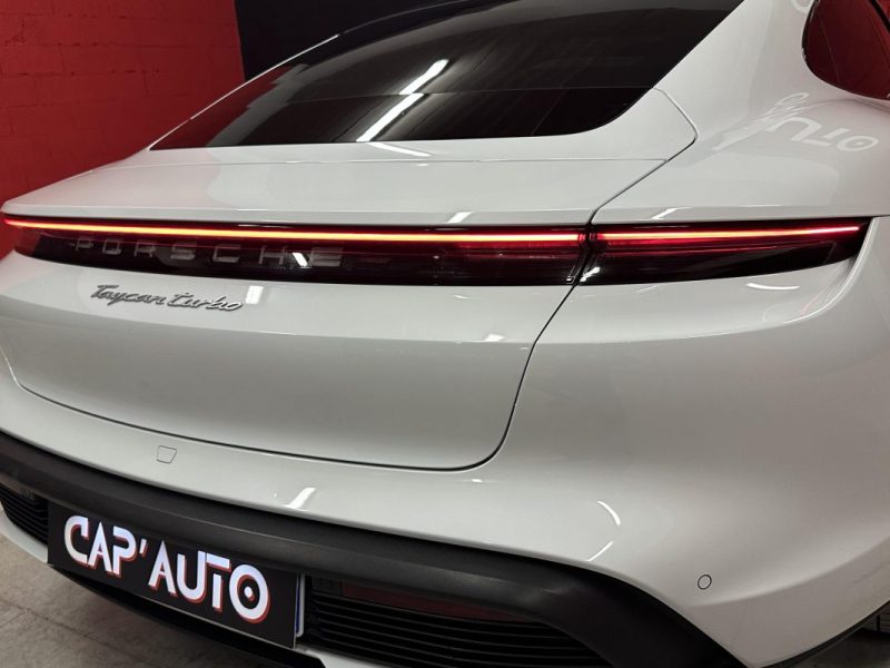 PORSCHE TAYCAN TURBO - Excellent état - 