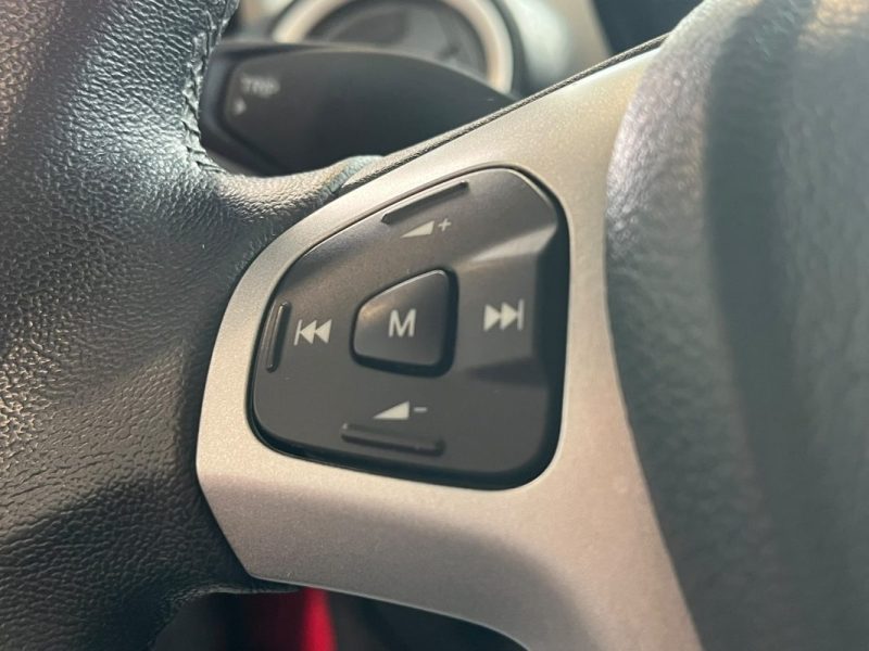 🚗 FORD FIESTA 1.25 82ch ⚙️ TITANIUM ❄️ Climatisation 📡 Radars de recul 👤 1ère main