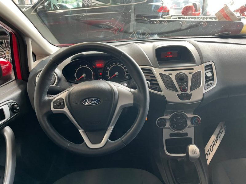 🚗 FORD FIESTA 1.25 82ch ⚙️ TITANIUM ❄️ Climatisation 📡 Radars de recul 👤 1ère main