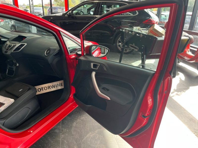 🚗 FORD FIESTA 1.25 82ch ⚙️ TITANIUM ❄️ Climatisation 📡 Radars de recul 👤 1ère main
