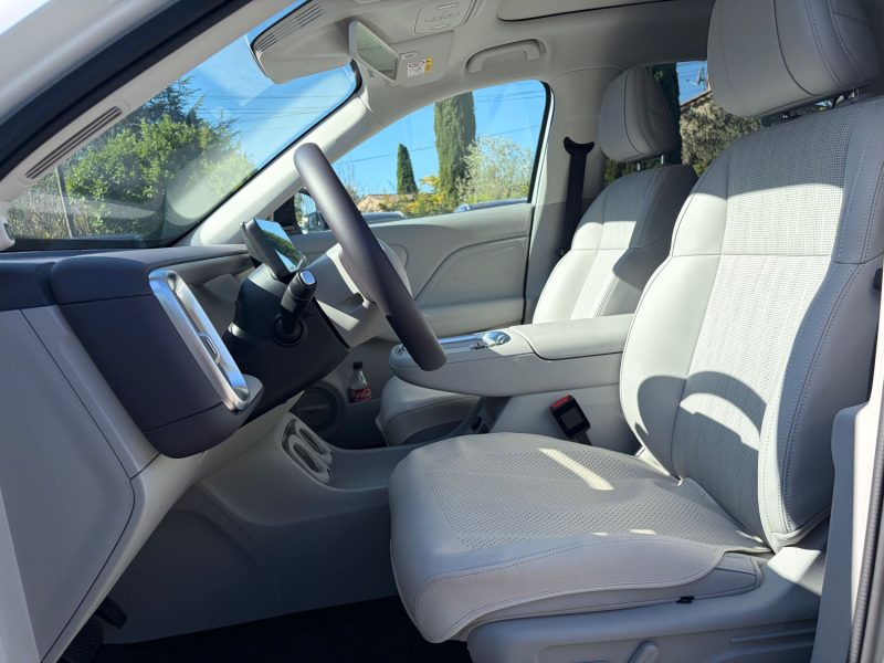 LEAPMOTOR B10 /CAMERA 360/CARPLAY/TOIT PANO
