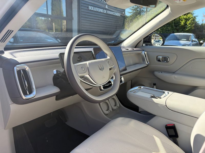 LEAPMOTOR B10 /CAMERA 360/CARPLAY/TOIT PANO