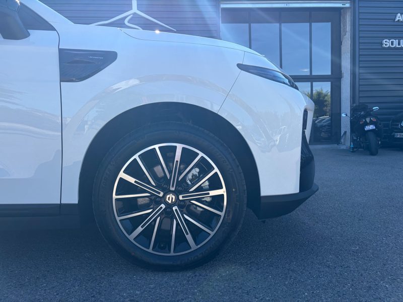LEAPMOTOR B10 /CAMERA 360/CARPLAY/TOIT PANO