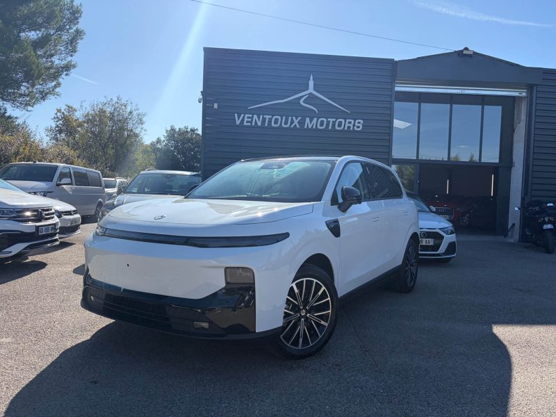LEAPMOTOR B10 /CAMERA 360/CARPLAY/TOIT PANO