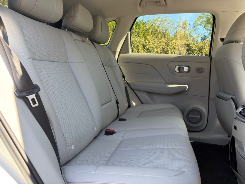LEAPMOTOR B10 /CAMERA 360/CARPLAY/TOIT PANO