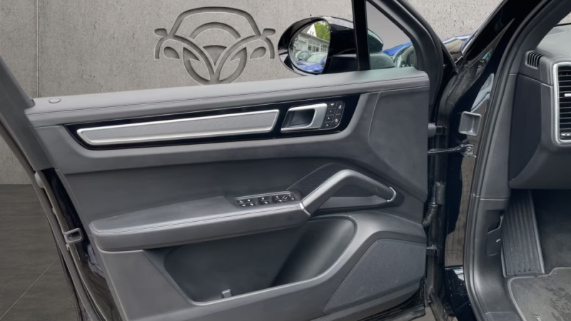PORSCHE CAYENNE  E-HYBRID 2021 PREMIERE MAiN