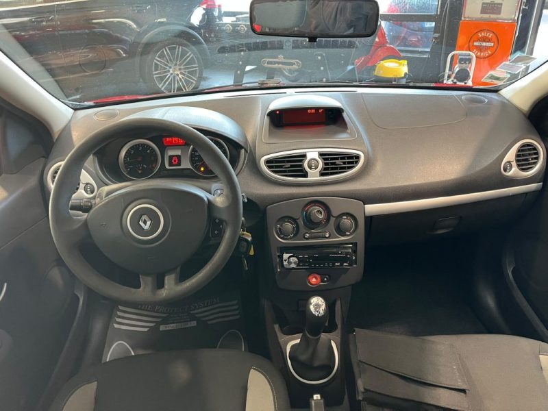 🔹Renault Clio 3 1.5 DCI 75Ch 5 portes Authentique -* 🧊 Climatisation  * 📻 Autoradio 