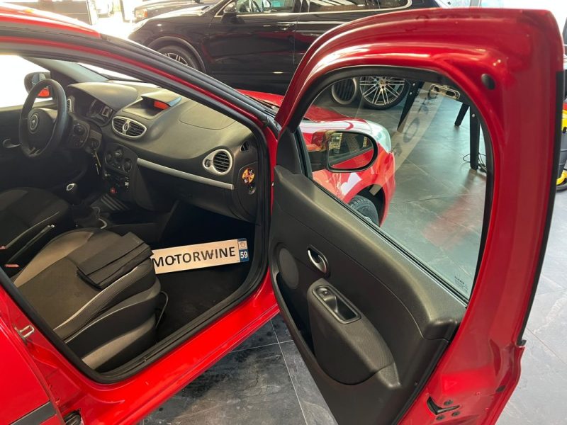 🔹Renault Clio 3 1.5 DCI 75Ch 5 portes Authentique -* 🧊 Climatisation  * 📻 Autoradio 