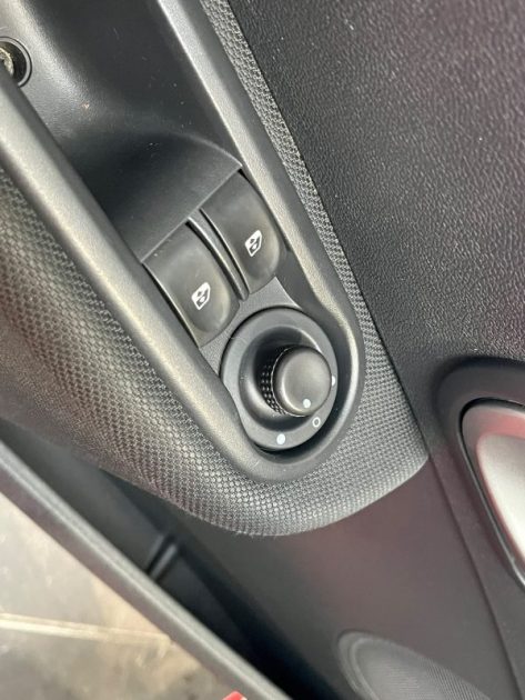 🔹Renault Clio 3 1.5 DCI 75Ch 5 portes Authentique -* 🧊 Climatisation  * 📻 Autoradio 