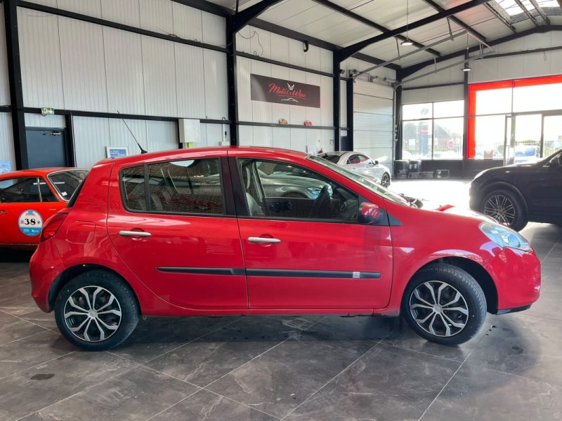 🔹Renault Clio 3 1.5 DCI 75Ch 5 portes Authentique -* 🧊 Climatisation  * 📻 Autoradio 