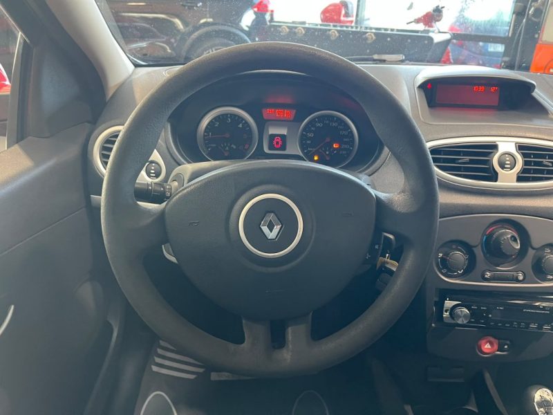 🔹Renault Clio 3 1.5 DCI 75Ch 5 portes Authentique -* 🧊 Climatisation  * 📻 Autoradio 