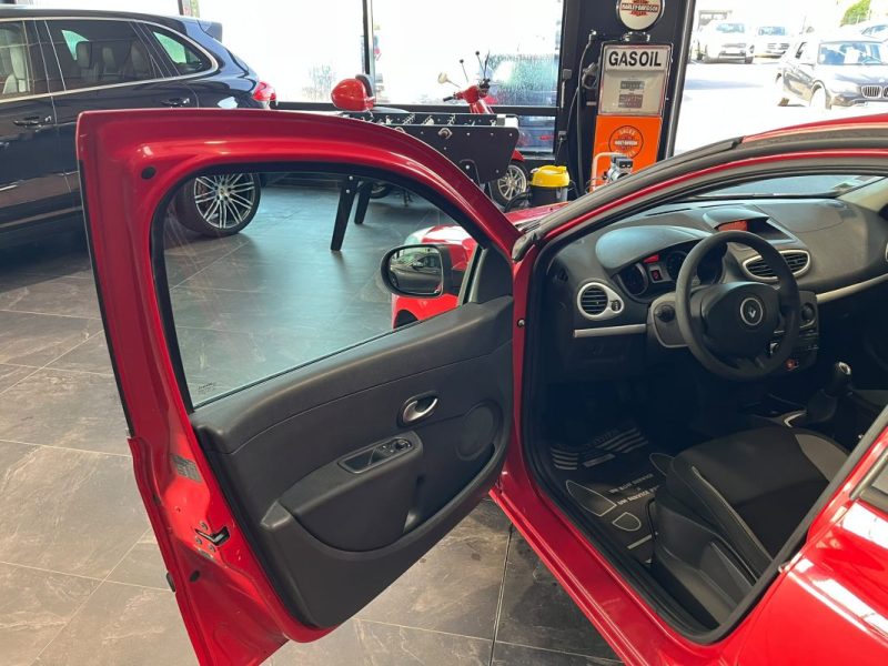 🔹Renault Clio 3 1.5 DCI 75Ch 5 portes Authentique -* 🧊 Climatisation  * 📻 Autoradio 