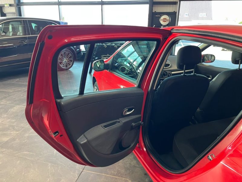 🔹Renault Clio 3 1.5 DCI 75Ch 5 portes Authentique -* 🧊 Climatisation  * 📻 Autoradio 
