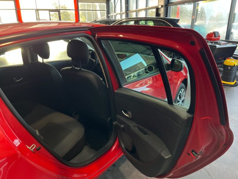 🔹Renault Clio 3 1.5 DCI 75Ch 5 portes Authentique -* 🧊 Climatisation  * 📻 Autoradio 