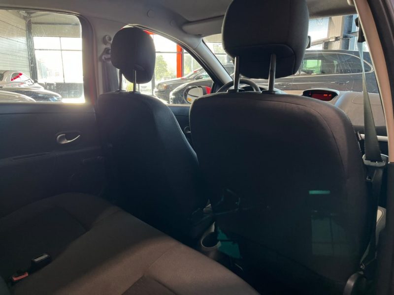 🔹Renault Clio 3 1.5 DCI 75Ch 5 portes Authentique -* 🧊 Climatisation  * 📻 Autoradio 