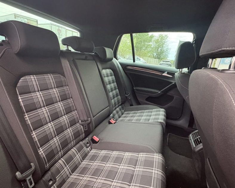 Volkswagen Golf VII 2.0 GTD 184ch 2016 — DISTRIBUTION NEUVE - 2 pneus neufs 