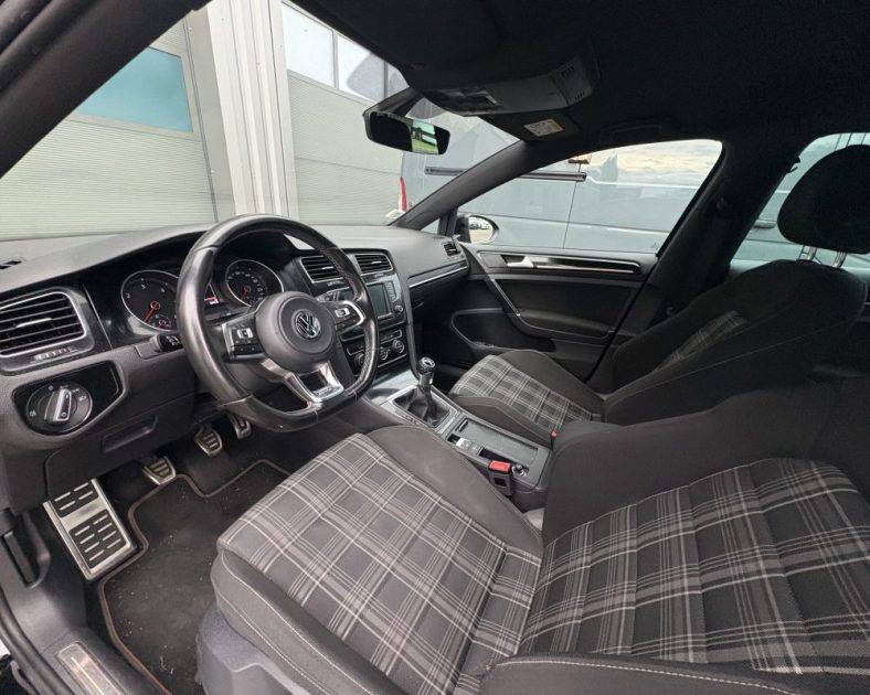Volkswagen Golf VII 2.0 GTD 184ch 2016 — DISTRIBUTION NEUVE - 2 pneus neufs 