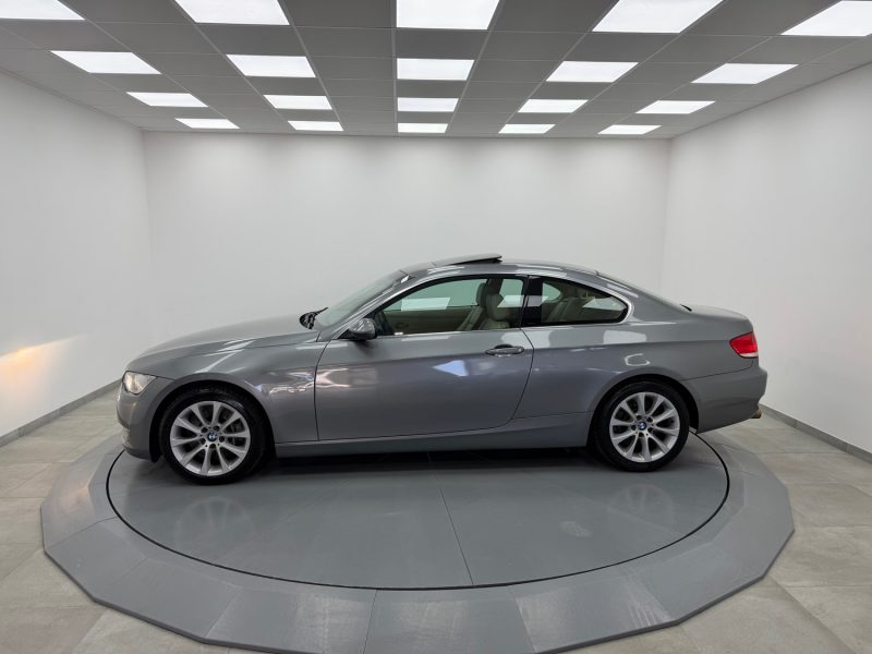 BMW SERIE 3 E92 330 I 272 CV / 6 CYLINDRES / TOIT OUVRANT / INTERIEUR CUIRE 