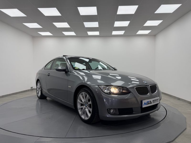 BMW SERIE 3 E92 330 I 272 CV / 6 CYLINDRES / TOIT OUVRANT / INTERIEUR CUIRE 