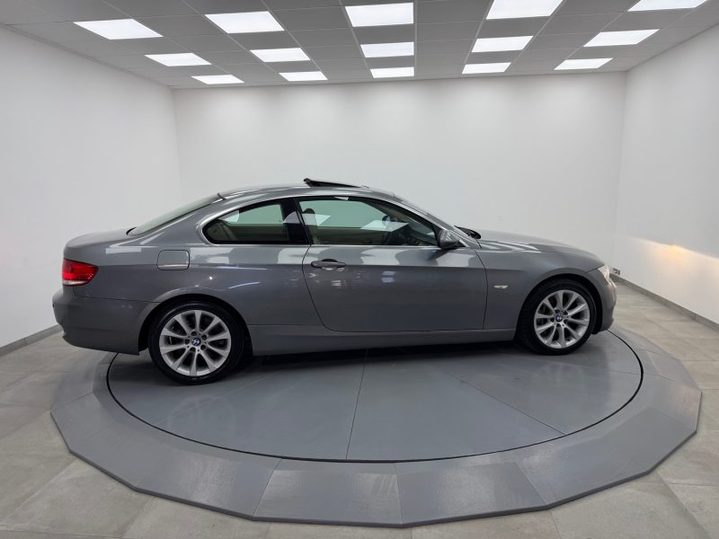 BMW SERIE 3 E92 330 I 272 CV / 6 CYLINDRES / TOIT OUVRANT / INTERIEUR CUIRE 