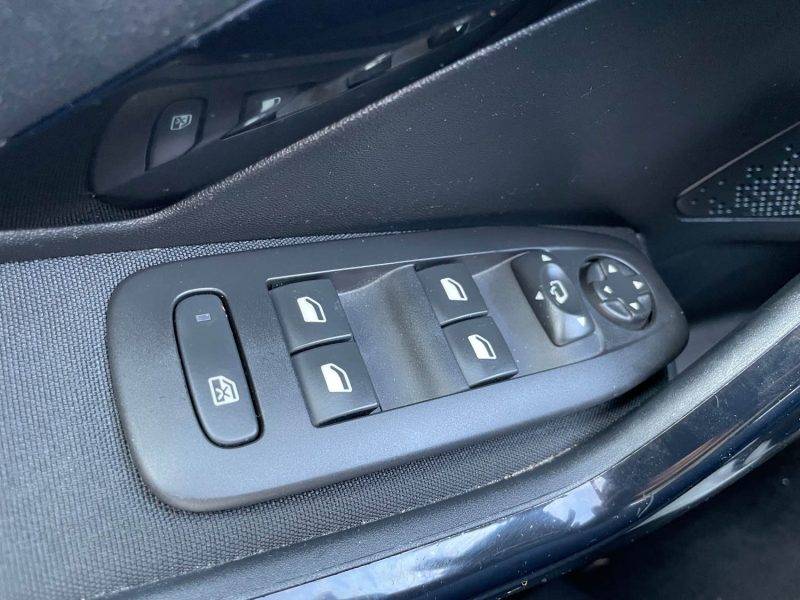 PEUGEOT 208 1.2 82CH SIGNATURE 2019