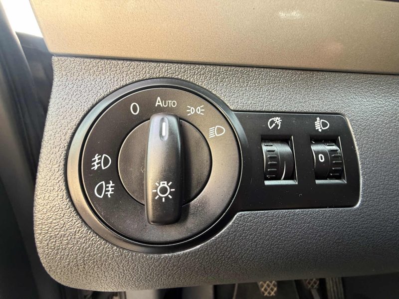 VOLKSWAGEN TOURAN 1ER MAIN PHASE 2 1.9 TDI - 8V TURBO 105CV 2009