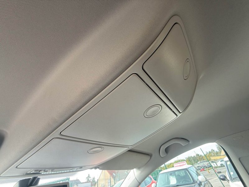 VOLKSWAGEN TOURAN 1ER MAIN PHASE 2 1.9 TDI - 8V TURBO 105CV 2009