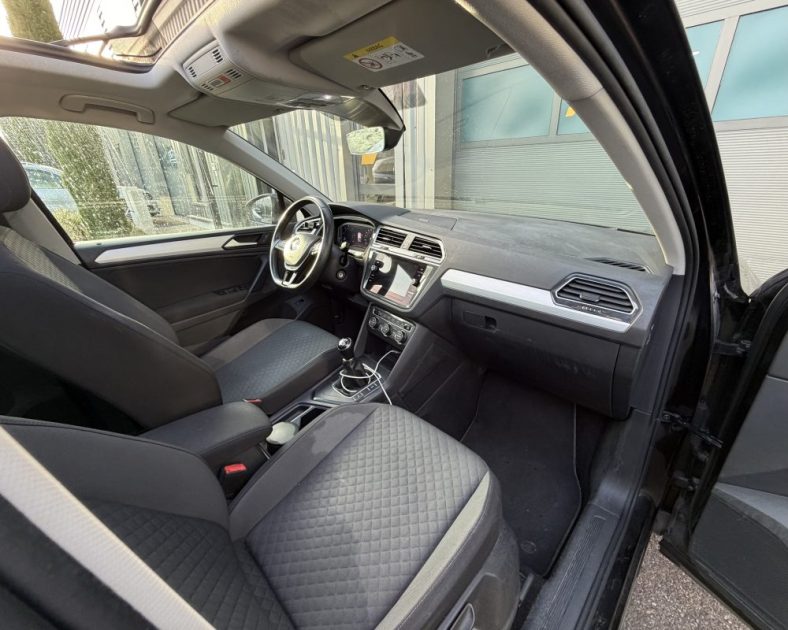 VOLKSWAGEN Tiguan 2.0 TDI -  CONFORT LINE - Toit ouvrant - Attelage - ENTRETIEN COMPLET 