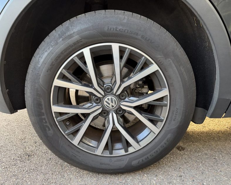 VOLKSWAGEN Tiguan 2.0 TDI -  CONFORT LINE - Toit ouvrant - Attelage - ENTRETIEN COMPLET 
