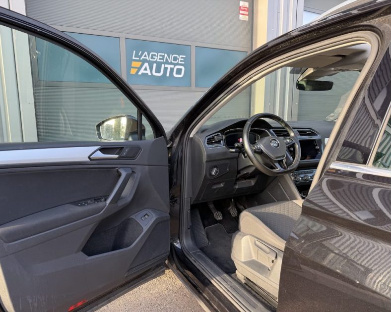 VOLKSWAGEN Tiguan 2.0 TDI -  CONFORT LINE - Toit ouvrant - Attelage - ENTRETIEN COMPLET 