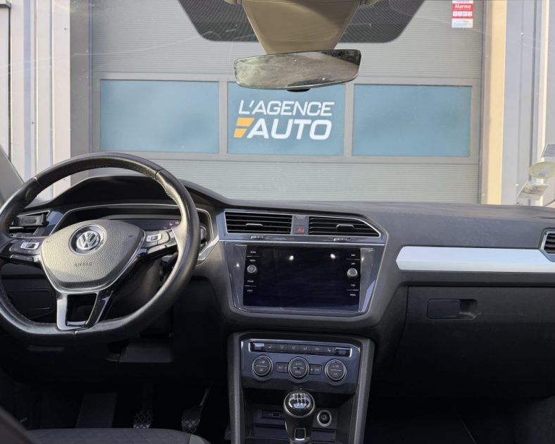 VOLKSWAGEN Tiguan 2.0 TDI -  CONFORT LINE - Toit ouvrant - Attelage - ENTRETIEN COMPLET 