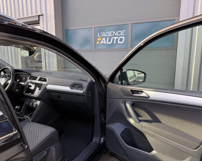 VOLKSWAGEN Tiguan 2.0 TDI -  CONFORT LINE - Toit ouvrant - Attelage - ENTRETIEN COMPLET 