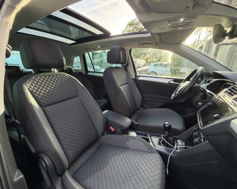 VOLKSWAGEN Tiguan 2.0 TDI -  CONFORT LINE - Toit ouvrant - Attelage - ENTRETIEN COMPLET 