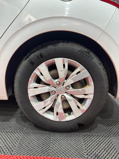 PEUGEOT 208  1.6 HDI 92ch , Entretien complet chez Peugeot , 2eme main