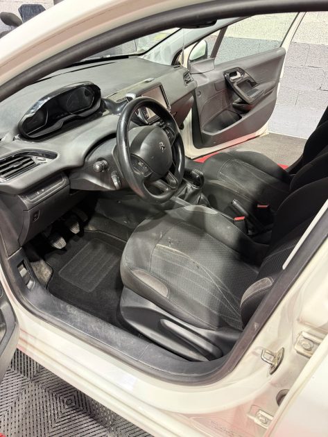 PEUGEOT 208  1.6 HDI 92ch , Entretien complet chez Peugeot , 2eme main