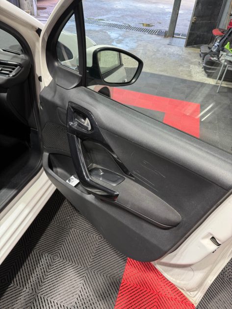 PEUGEOT 208  1.6 HDI 92ch , Entretien complet chez Peugeot , 2eme main