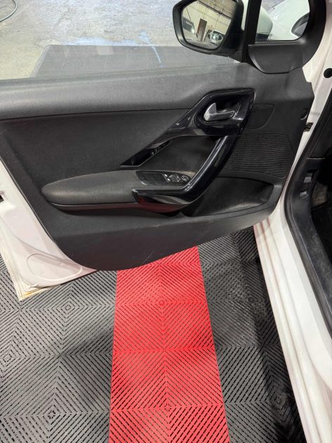 PEUGEOT 208  1.6 HDI 92ch , Entretien complet chez Peugeot , 2eme main