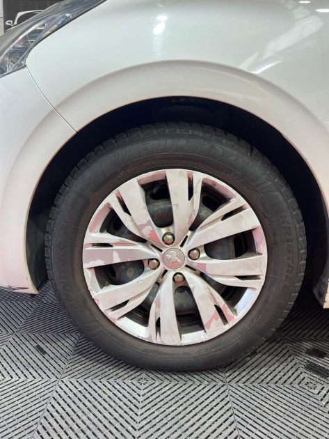 PEUGEOT 208  1.6 HDI 92ch , Entretien complet chez Peugeot , 2eme main