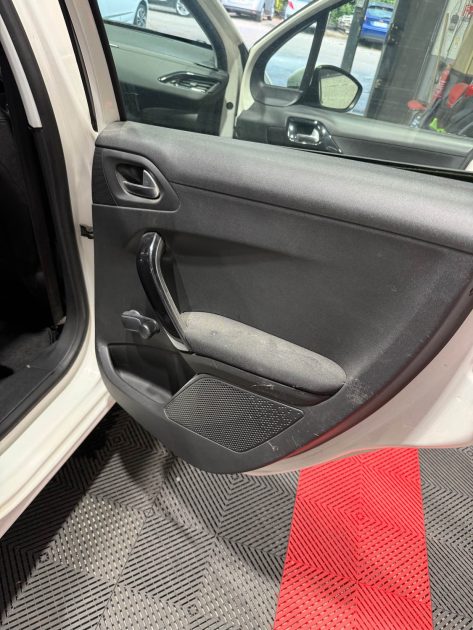PEUGEOT 208  1.6 HDI 92ch , Entretien complet chez Peugeot , 2eme main
