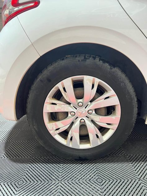 PEUGEOT 208  1.6 HDI 92ch , Entretien complet chez Peugeot , 2eme main